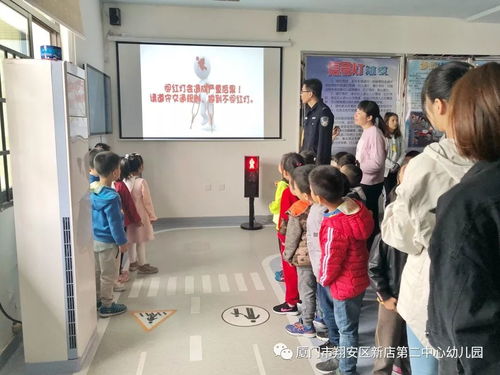新二萌娃勇闖神秘基地 大手拉小手，共筑交通安全夢